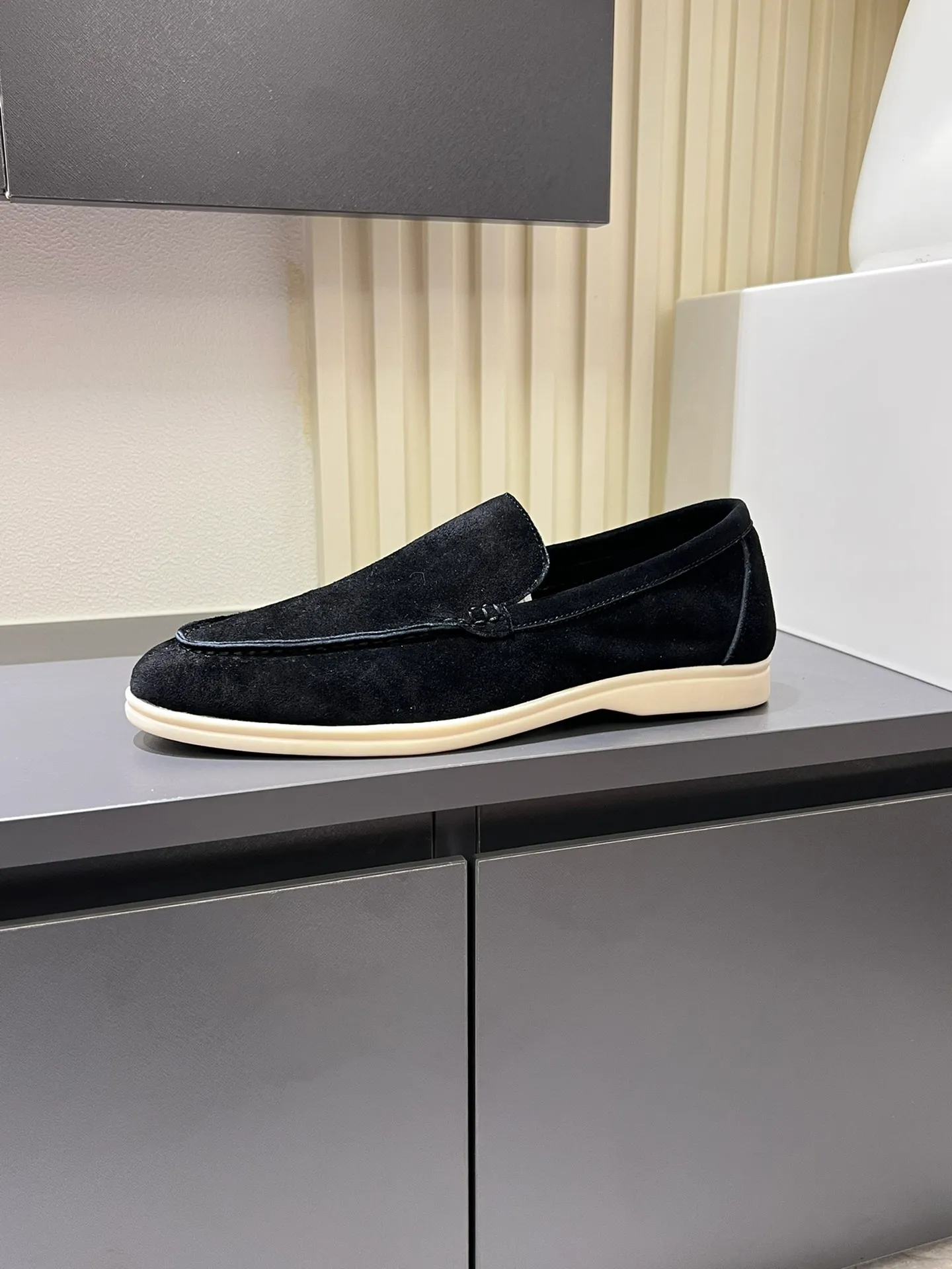 Men's shoes 💰p360 "Loro men's shoes 💰pian'*" Classic L men's shoes for couples 💰p Top version British flat loafers, a must-have item in old money style, the minimalist design is eye-catching and durable, a plus point for dressing The soft foot feel and texture are outstanding. They don’t scratch your feet and are very nice. They are matched with soft and waxy soles. They can be worn daily for a long time without getting tired. They are easy to wear, versatile and classic items, with perfect foot feel and texture! Imported cashmere fabric, the lining is made of imported A-grade water-dyed cow lining, the top version of the genuine leather midsole is sewn with pure handmade mark thread! Size: Female 35-40 (34. Customized) Male 38-44 (45.46. Customized)
